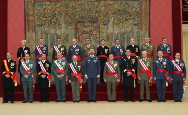 Fotografía de grupo de Su Alteza Real el Príncipe de Asturias con un grupo de generales de brigada y contralmirantes